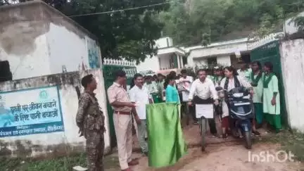मेदिनीनगर (डालटनगंज): राजकीय उत्क्रमित बालिका उच्च विद्यालय, चियाकी में स्कूली बच्चों ने प्रभातफेरी निकालकर नशा मुक्ति का संदेश दिया