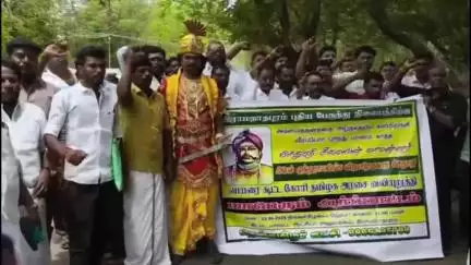 இராமநாதபுரம்: மன்னர் ரிபெல் முத்துராமலிங்க சேதுபதி வேடமிட்டு ஆட்சியரகத்துக்கு வந்த தென் தமிழர் கட்சியினர்