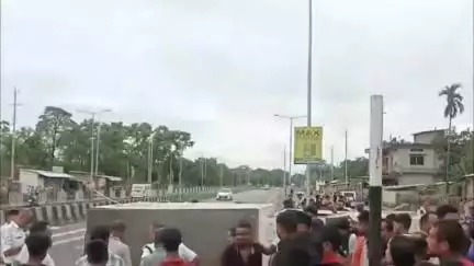 দেৰগাঁও: দেৰগাঁৱৰ নেঘেৰিটিং ৰাষ্ট্ৰীয় ঘাইপথত ভয়ংকৰ পথ দুৰ্ঘটনা, গুৰুতৰভাৱে আহত তিনিজনক চিকিৎসালয়লৈ প্ৰেৰণ