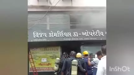 રાજકોટ પૂર્વ: મનહર પ્લોટ વિસ્તારમાં માં વિજય કોમશિયલ .કો. બેંક માં શોર્ટ સર્કિટ થતા આગ લાગી