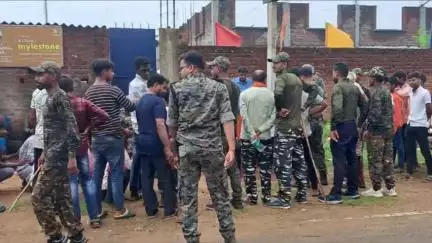पीरटांड: खुखरा में ज़मीन विवाद के कारण स्कूल गेट पर लोगों ने दिया धरना, बच्चे लौटे बैरंग