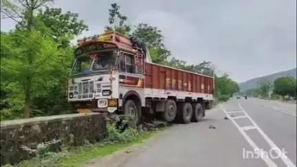 सिरोही: तेज रफ्तार ट्रक ने वन विभाग की नर्सरी की दीवार को मारी टक्कर, टक्कर के बाद ट्रक दीवार पर लटक गया