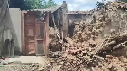 लालगंज: लालगंज क्षेत्र में लगातार बारिश से गंगहरा कलां गांव में गिरा कच्चा मकान, खपरैल व सीमेंट सीट हुआ बर्बाद
