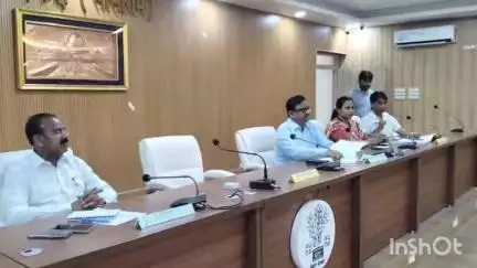सासाराम: सासाराम के डीआरडीए सभागार में रोहतास डीडीसी द्वारा समीक्षा बैठक की गई