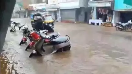 शिवपुरी नगर: पुरानी शिवपुरी के नीलगर चौराहा पर बारिश के बाद दुकानों और घरों में भरा पानी, लोग हुए परेशान