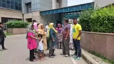 रोहतक: बस स्टैंड पर सफाई कर्मचारी के साथ हादसा, ट्रॉमा सेंटर में भर्ती, परिजनों ने नगर निगम अधिकारियों पर लगाए आरोप