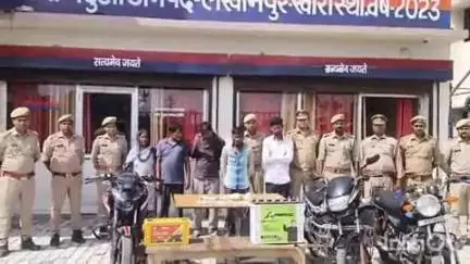 निघासन: पढ़ुआ थाना पुलिस ने चोरी की घटना का किया खुलासा, तीन बाइक व माल समेत एक महिला सहित पांच आरोपियों को किया गिरफ्तार