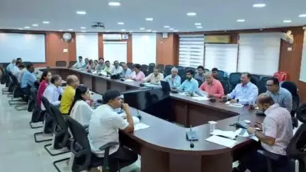 कोडरमा: समाहरणालय में उपायुक्त ने विभिन्न विभागों की मासिक समीक्षा बैठक में कई दिशा निर्देश दिए