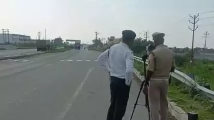 एटा: यातायात पुलिस ने चैकिंग के दौरान नियमों का उल्लंघन करने पर 175 वाहनों का चालान किया, 2,01500 रुपये का सम्मन शुल्क लगाया