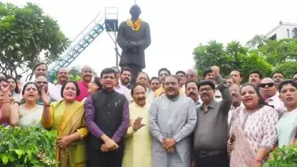 मल्हारगंज: भाजपा ने डॉ. श्यामा प्रसाद मुखर्जी को याद किया, प्रतिमा पर कार्यकर्ताओं ने किया माल्यार्पण