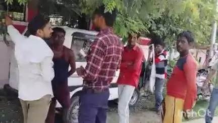 लखीमपुर: कोडरी के पास कोटेदार की दुकान से घर जा रहे बाइक सवार दो युवकों को तेज रफ्तार कार ने मारी टक्कर, एक की मौत, एक घायल