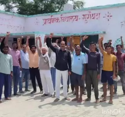 अजीतमल: विद्यालयों के मर्ज के विरोध में विकास खंड सुरायंदा में ग्रामीणों ने जताया आक्रोश, की नारेबाजी
