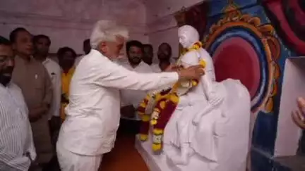 सिंदखेड राजा: शहरातील राजवाडा येथे राजमाता जिजाऊंचे शिक्षण मंत्री दादाजी भुसे यांनी घेतले दर्शन