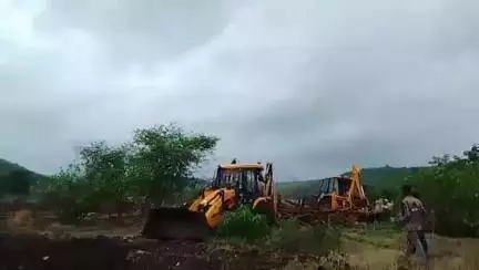 बागली: खिबनी खुर्द में वन विभाग की टीम ने आदिवासियों के मकानों को रौंदा, मक्का की फसल पर भी चलाई जेसीबी