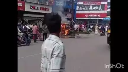 മീനച്ചിൽ: ഗ്യാസ് ലീക്കായി, ഈരാറ്റുപേട്ട ടൗണിൽ കടല വിൽപനക്കാരന്റെ വാഹനം തീപിടിച്ച് കത്തി നശിച്ചു