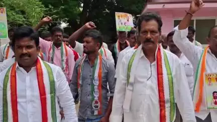 ఏఐసీసీ అధ్యక్షురాలు వైయస్ షర్మిల రెడ్డి మీటింగ్ కు తరలి వెళ్లిన కాంగ్రెస్ పార్టీ శ్రేణులు