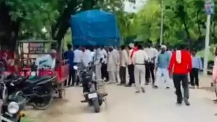 मंझनपुर: महिला के लापता होने पर ग्रामीणों ने मोहब्बतपुर पइंसा थाने का घेराव किया, विपक्षियों पर अपहरण का लगाया आरोप