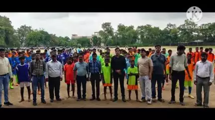 चैनपुर: चैनपुर प्रखंड के शाहपुर स्थित सहोदय उच्च विद्यालय में प्रखंड स्तरीय फुटबॉल टूर्नामेंट का आयोजन