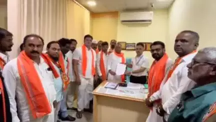 जालना: शेतकऱ्यांना पीककर्ज वाटपासाठी जालन्यात शिवसेना ठाकरे गटाची जिल्हा अग्रणी बँकेवर धडक...