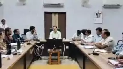 खंडवा नगर: खंडवा कलेक्ट्रेट में कलेक्टर ने ली टाइम लिमिट की बैठक, अधिकारियों को दिए निर्देश