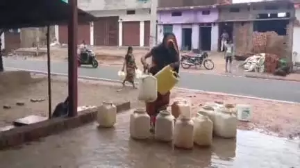 महरौनी: महरौनी नगर के सौजना रोड पर पानी की किल्लत, आमजन को भारी परेशानी, प्रशासन की अनदेखी