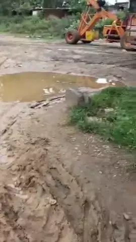 विष्णुगढ़: NH-522 हजारीबाग-विष्णुगढ सड़क किनारे मिट्टी से कीचड़, फिसलकर गिर रहे लोग