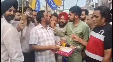 ਬਟਾਲਾ: ਲੁਧਿਆਣਾ ਪੱਛਮੀ ਵਿੱਚ ਆਮ ਆਦਮੀ ਪਾਰਟੀ ਦੇ ਉਮੀਦਵਾਰ ਦੀ ਹੋਈ ਜਿੱਤ ਤੋਂ ਬਾਅਦ ਬਟਾਲਾ ਦੇ ਗਾਂਧੀ ਚੌਂਕ ਵਿੱਚ ਵਰਕਰਾਂ ਨੇ ਮਨਾਈ ਖੁਸ਼ੀ
