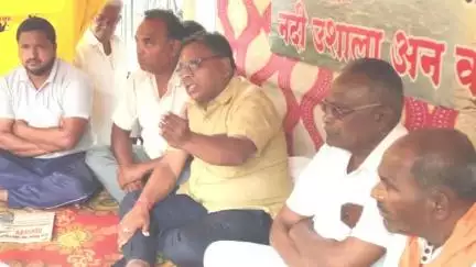 शिरोळ: कुरुंदवाडात नळ-पाणीपुरवठा मागणीसाठी सर्वपक्षीय कृती समितीच्या आंदोलनाला तहसीलदार अनिलकुमार हेळकर यांची भेट