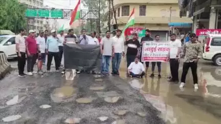 मल्हारगंज: इंदौर में बारिश से भरे गड्ढों में कांग्रेसियों का प्रदर्शन, सड़कों पर हुए गड्ढे 5 दिन पहले भरे गए थे