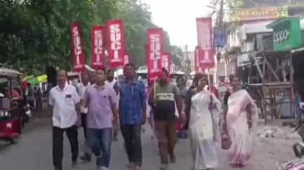 তুফানগঞ্জ ১: ইরানে মার্কিন মদতপুষ্ট ইজরাইলের হানা বন্ধের দাবি সহ যুদ্ধ বন্ধের দাবিতে তুফানগঞ্জ শহরে আয়োজিত SUCI র মিছিল