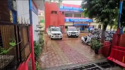 रूड़की: रुड़की जेल से छूटने के बाद आतिशबाजी कर हुड़दंग मचाने के मामले में पुलिस ने मुख्य आरोपी के भाई को हिरासत में लिया