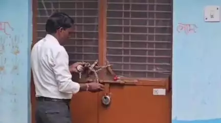 शाजापुर: प्रशासन द्वारा की गई सिविल लाइन स्टेशन रोड स्थित शासकीय आवास को सील करने की कार्रवाई