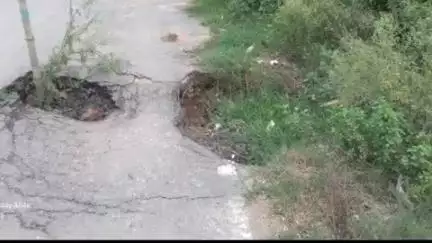 पंडौल: दुमंठा में सड़क 2 फीट नीचे धंसी, दुर्घटना की आशंका