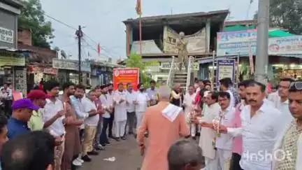 बुढ़ार: अहमदाबाद विमान हादसे में मृतकों की आत्मा की शांति के लिए धनपुरी में कांग्रेसियों ने दी श्रद्धांजलि