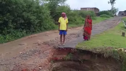 टाटीझरिया: मथुरानगर नाले पर बना गार्डवाल ध्वस्त, गड्ढे में तब्दील सड़क के कारण 10 हजार आबादी का आवागमन प्रभावित #jansamasya