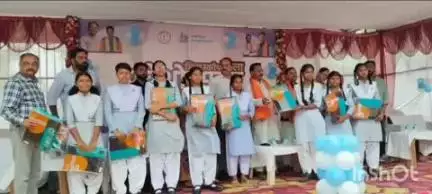 दंतेवाड़ा: दन्तेवाड़ा में जिला स्तरीय शाला प्रवेशोत्सव सम्पन्न, अतिथियों ने नवप्रवेशी बच्चों को तिलक लगाकर किया स्वागत