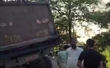 नौगढ़: जोगिया पकड़ी मार्ग पर तेज रफ्तार डंफर अनियंत्रित होकर पेड़ से टकराया, डंफर हुआ क्षतिग्रस्त