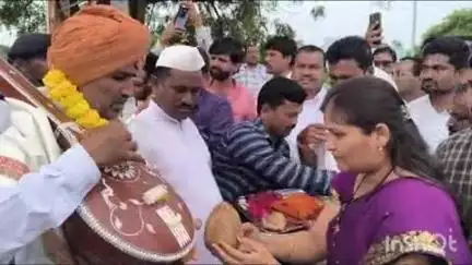 कळंब: शहरात संतश्रेष्ठ गजानन महाराज यांच्या पालखी दिंडीचे आगमण,मांजरा नदी पुलावर प्रशासनाच्या वतीने स्वागत