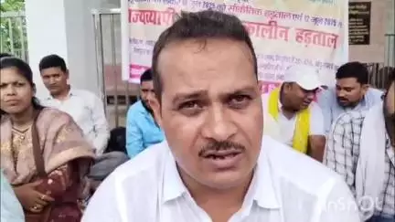 जमुई: 16 सूत्री मांगों को लेकर अम्बेडकर प्रतिमा स्थल पर आवास पर्यवेक्षक व सहायकों ने दिया धरना, सरकार के खिलाफ जताया आक्रोश