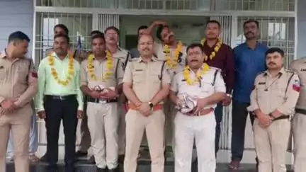 रायसेन: सलामतपुर थाने में पदस्थ 9 पुलिसकर्मियों का हुआ तबादला, शाल व श्रीफल देकर दी गई भावभीनी विदाई