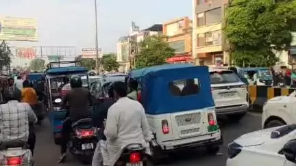 मुरादाबाद: दिल्ली रोड पर जाम लगने से राहगीर परेशान, पुलिस द्वारा खुलवाया जा रहा जाम