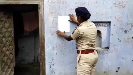 मोतिहारी: मोतिहारी में महिला थाना ने पोक्सो एक्ट मामले में अभियुक्त के घर पर विधिवत तामिला किया इश्तिहार