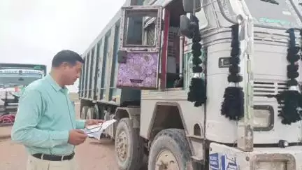 कालपी: कालपी नगर में काशीखेड़ा तिराहे पर एसडीएम और सीओ ने अवैध बालू लदे 3 ओवरलोड ट्रकों को पकड़कर किया सीज
