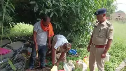 हसनगंज: जिला पदाधिकारी के निर्देश पर हसनगंज थाना में 128 लीटर देसी व 13.61 लीटर अंग्रेजी शराब नष्ट की गई