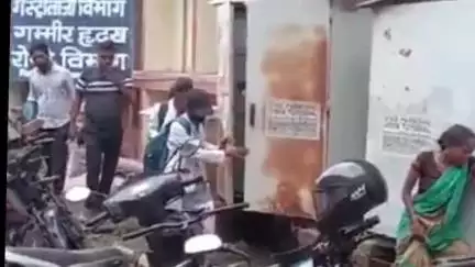 स्वरूपरानी नेहरू चिकित्सालय में नई बिल्डिंग के बाहर लगे फायर सेफ्टी पाइप अचानक फट गए, सड़क पर बिखरा पानी