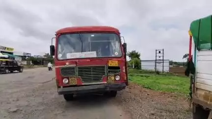 सिल्लोड: छत्रपती संभाजीनगर जळगाव महामार्गावर भवन गावाजवळ बस पंचर दोन तास प्रवासी लटकले एस टी महामंडळाचा गचाळ कारभार समोर
