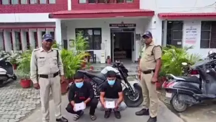 देहरादून: नेहरू कॉलोनी थाना पुलिस ने रविवार को क्षेत्र से गिरफ्तार 2 अभियुक्तों को कोर्ट में पेश किया, भेजा जेल