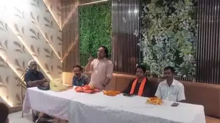 पूरनपुर: नगर के होटल में विश्व हिंदू परिषद ने की बैठक, सोशल मीडिया प्रमुख ने कहा- छोटी सी अफवाह विनाश का कारण बन सकती है