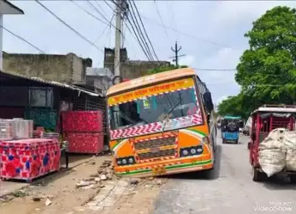 उतरौला: जल जीवन मिशन के तहत पाइपलाइन बिछाने के लिए खोदे गए गड्ढे में फंसी यात्रियों से भरी बस