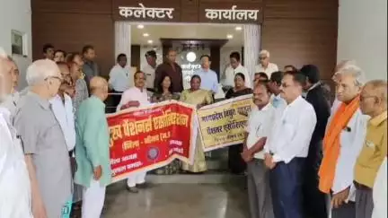नीमच नगर: नीमच में पेंशनर्स का 'पेंशन विधेयक' के खिलाफ प्रदर्शन, कलेक्ट्रेट में प्रधानमंत्री के नाम दिया ज्ञापन